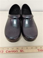 Anywhere Womens Size 10 Slip On Shoes- Used