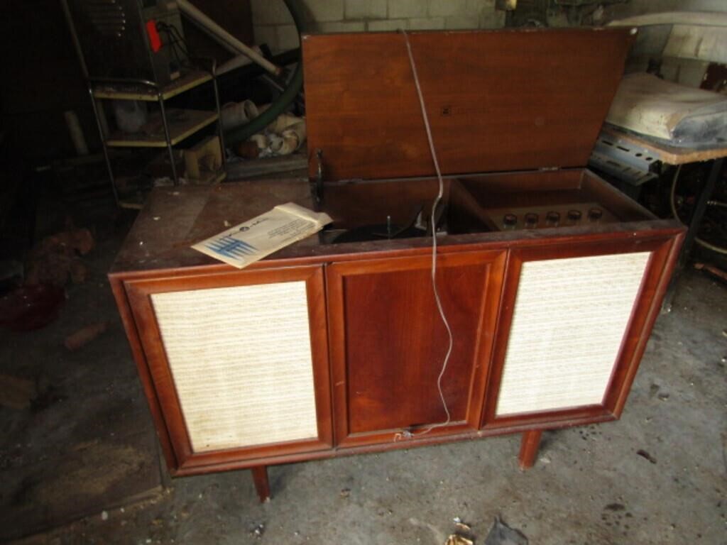 VINTAGE V M STEROPHONIC RECORD PLAYER W/ CABINET