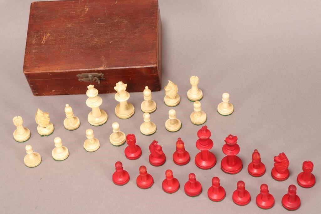 Late 19th Century English Set of Bone Chess Pieces