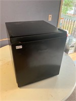 Hisense Apt style fridge- cold