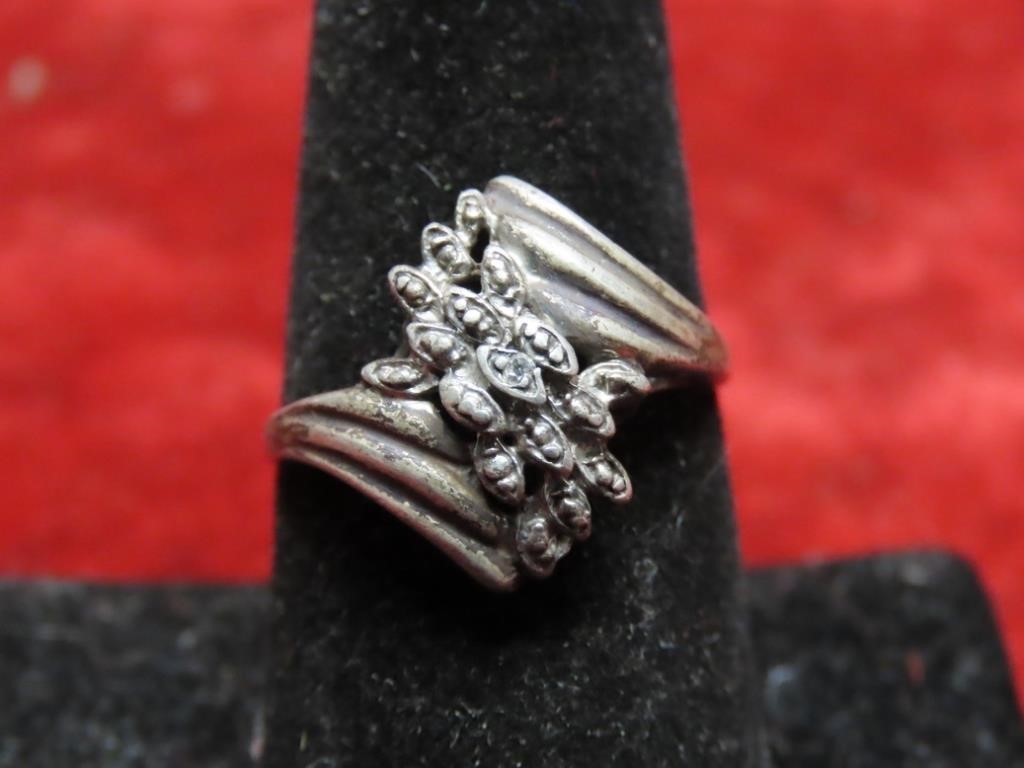 Sterling silver ring. Size 8.