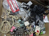 Assorted jewelry lot.