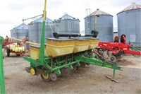 JD 7000 6 row corn planter