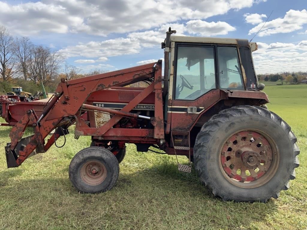 Int. 986 cab tractor 2WD diesel single remotes 3ph