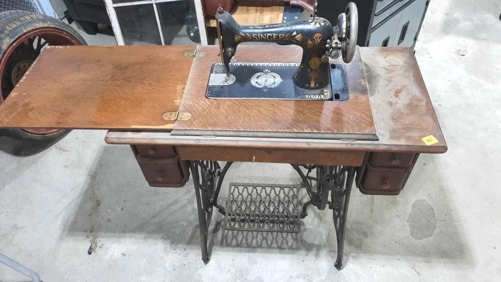 Antique Treadle Singer Sewing Machine. No Belt