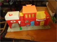 FISHER PRICE FIREHOUSE