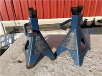 2 blue axle stands