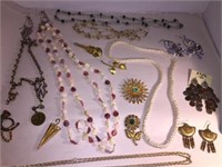 LOVELY VINTAGE JEWELRY LOT