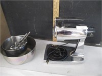 Sunbeam mixer with 2 bowls