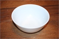 Vintage Pyrex Bowl  ( small nick)