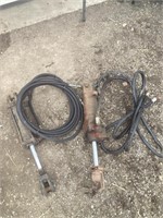 2 hydraulic cylinders with hoses