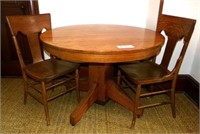 A Victorian Round Oak Dining Table & 2 Chairs, Vg