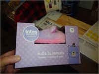 KIDS SLIPPERS TOTES BRAND SZ MED