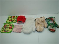 Miscellaneous Oven Mitts and Pot Holders