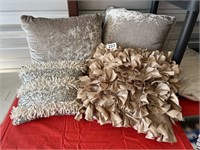 4 Accent Pillows U232