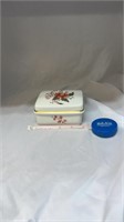Vintage dresser box/powder box