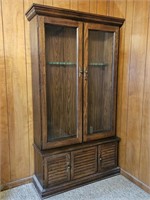 Glass Front Gun Cabinet w 2 Keys. Top & Bottom