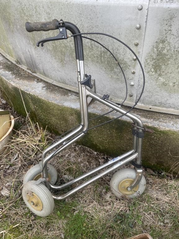 Three wheeled handicap cart