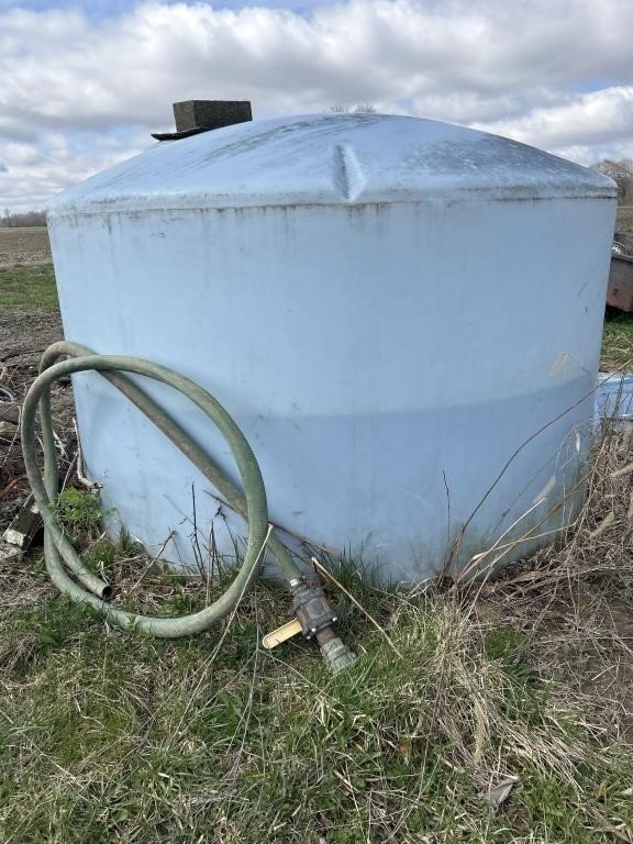 Thousand gallon water tank with hose