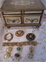 LOT 198 MUSICAL JEWLERY BOX WITH VINTAGE PIECES