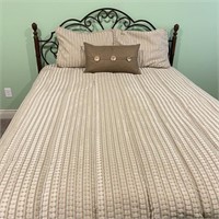 Queen Size Bed, Head & Footboard w/ Pillows &