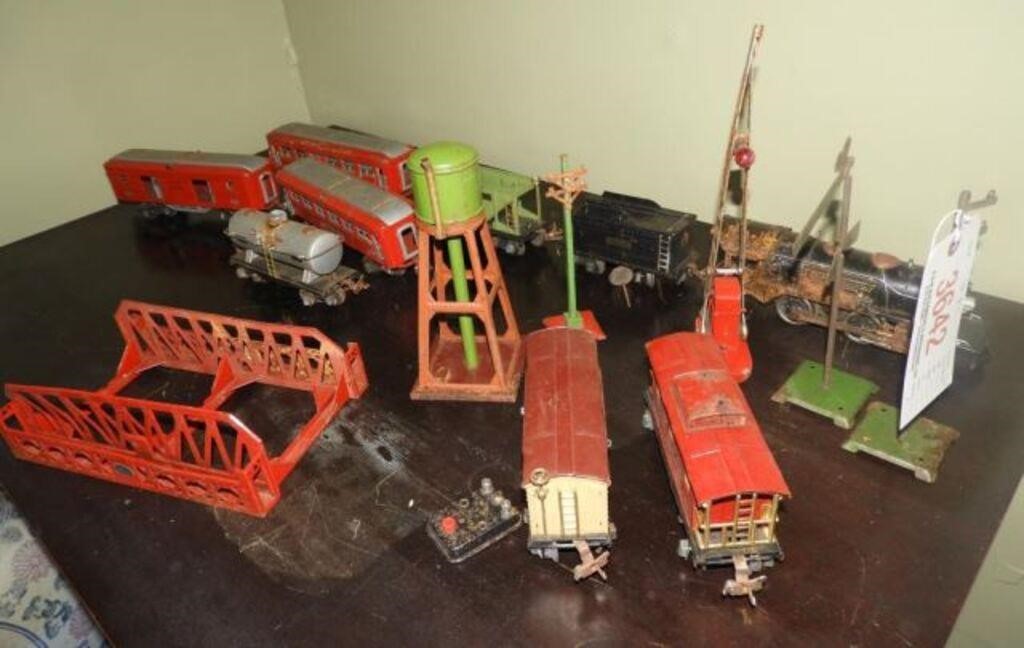 Qty of vintage Lionel trains, train pieces,