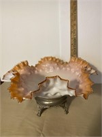 Ruffled bowl with metal stand