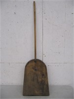 ANTIQUE WOOD GRAIN SHOVEL