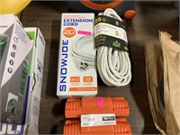 2 outdoor extension cords 20 &25 ft
2 cord