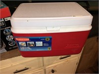 Rubbermaid Ice Chest Cooler (New ~ 34 Qts)