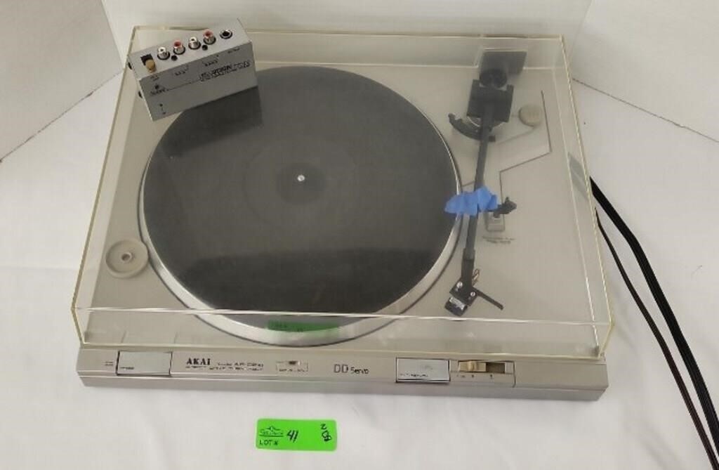 Akai Vinyl Record Player. Turns on.