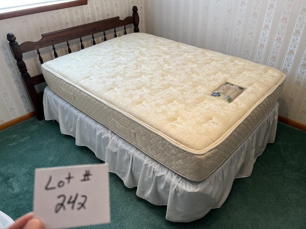 Full size bed (Bedroom)