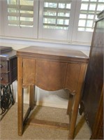 VINTAGE SINGER SEWING MACHINE IN A CABINET,