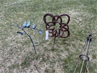 HORSHOE AND BIRD METAL LAWN DECOR