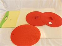3 cutting boards-2 are flexible, 2 splash lids