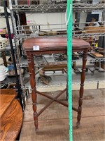 Small stretcher base table
