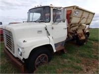 1975 FORD 700N TRUCK/ BJM HYDRAULIC MIXER, SCALES