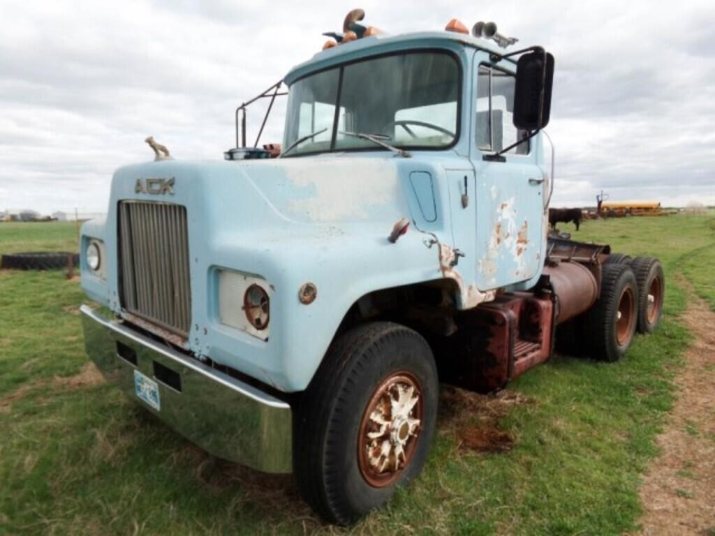 1978 R MACK SEMI TRUCK, OFFSET CAB