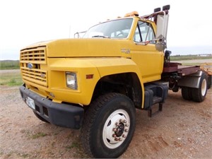 1993 FORD F-700 4X4 WINCH TRUCK, 13 SPEED