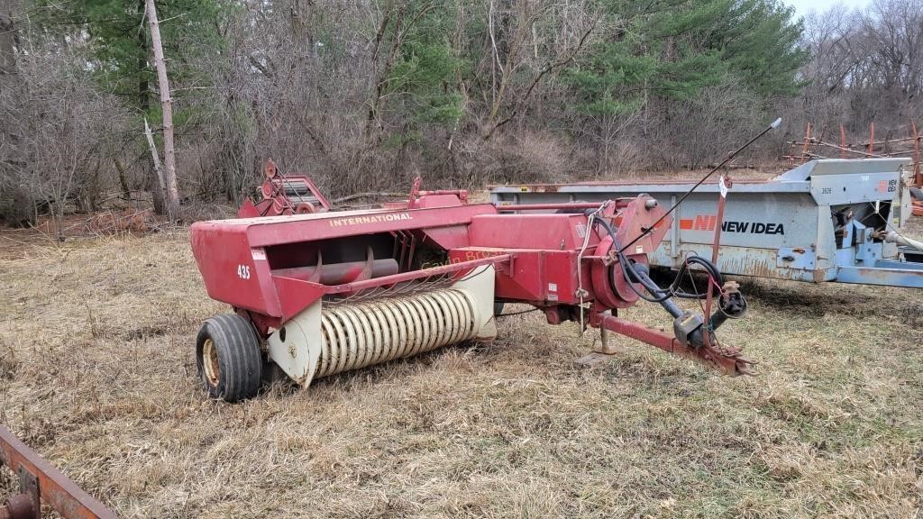 International 435 Small Square Baler with Thrower