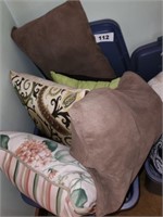 TOTE W/ LID THROW PILLOWS  TOTE DOES NOT SHIP