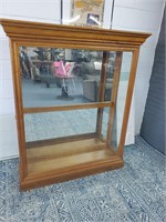 Display cabinet with 2 glass shelves