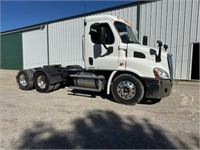 2010 Freightliner Cascadia Day Cab Truck