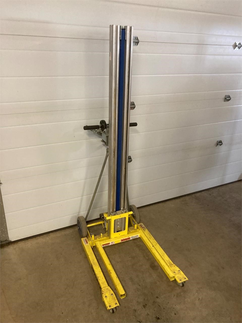 Sumner 8 ft high lift. 300 lb capacity