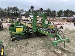 John Deere 1770 Conservation 12 row planter