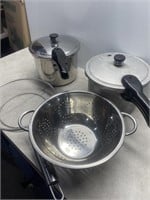 Pair of Presto pressure cooker comes with the