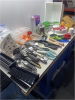 Miscellaneous kitchenware, including round
