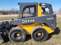 John Deere 320D skid loader