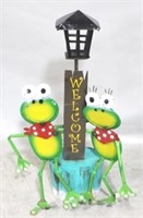 Metal frogs & lampost decor, 31 x 18