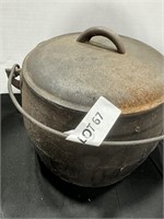 Cast-iron pot with lid gate mark on bottom